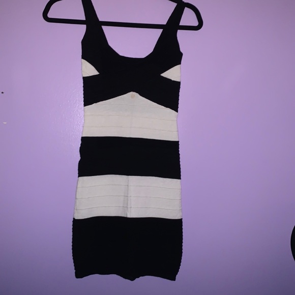 ⚡️ $5 FLASH SALE! ⚡️ GUESS Bodycon Dress - Picture 2 of 7